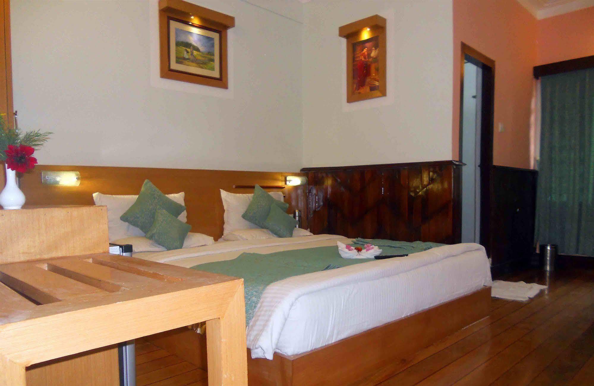 Hotel Metro Palace Мумбай Екстериор снимка